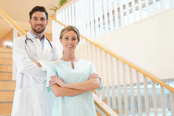Doktor Ošetřovatelka Usmívají Kameru Nemocnici — Stock fotografie