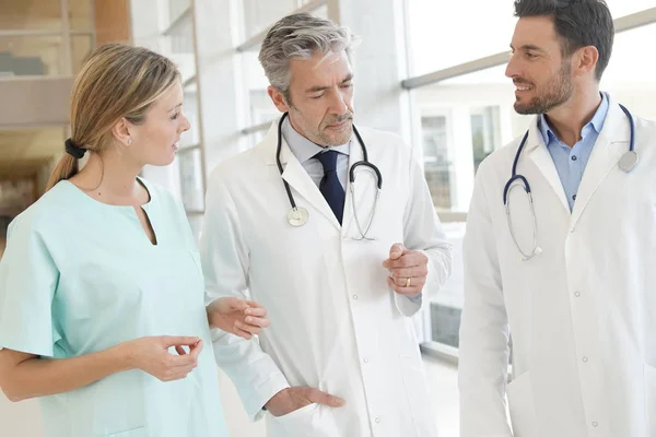 Médicos Enfermeiras Conversando Corredor Hospitalar — Fotografia de Stock