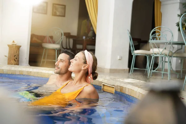 Pareja Relajante Piscina Riad Marroquí — Foto de Stock