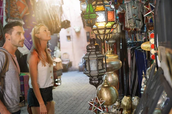 Paar Toeristen Marokkaanse Souk Marrakech Medina — Stockfoto