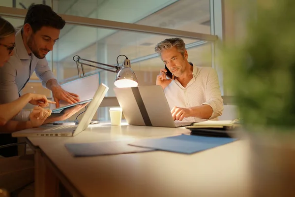 Colleauges Working Overtime Modern Office — Stock Photo, Image