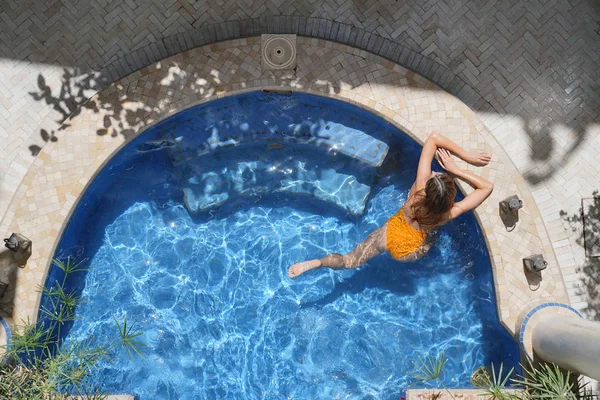 Prachtige Vrouw Het Prachtige Marokkaanse Zwembad — Stockfoto