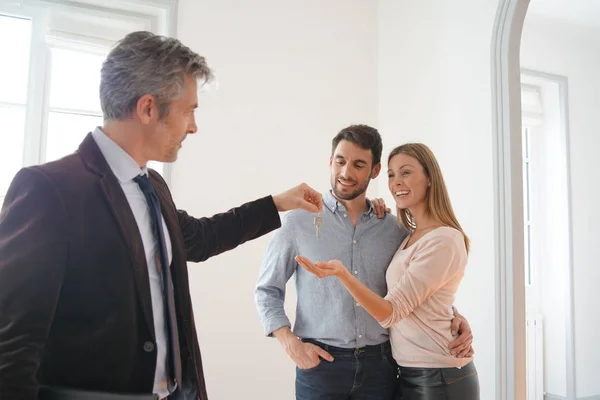 Fastighetsmäklare Lämna Över Nycklar Till Lyckliga Nya Husägare — Stockfoto