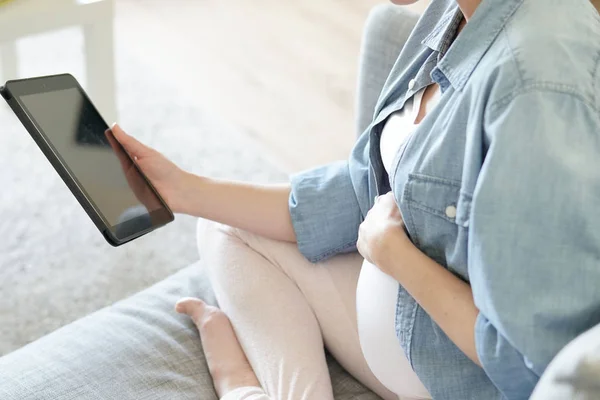 Zwangere Vrouw Met Behulp Van Digitale Tablet Ontspannen Bank — Stockfoto