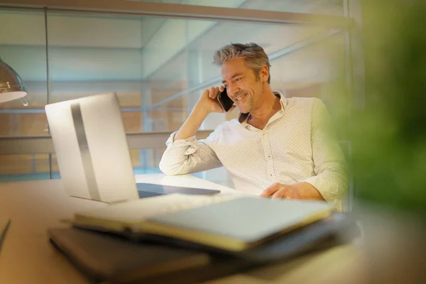 Зрелый Бизнесмен Разговаривает Мобильному Телефону Современном Офисе — стоковое фото
