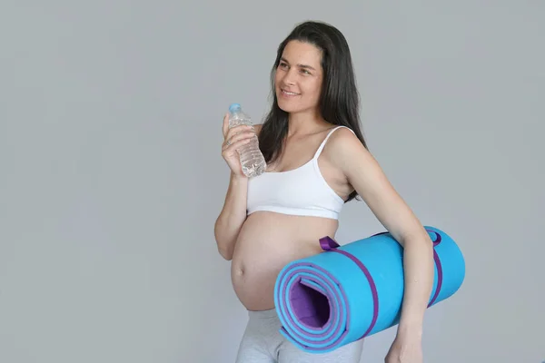 Беременная Женщина Несет Фитнес Мат Изолированный — стоковое фото