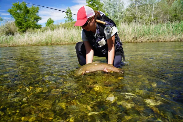 Mujer Madura Pescando Río — Foto de Stock