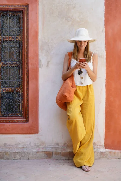 Elegante Mujer Mensajes Texto Tradicional Riad Marroquí — Foto de Stock