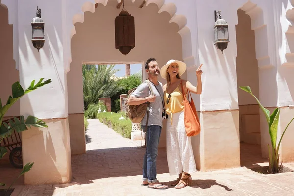 Fas villa ve bahçeleri keşfetmek neşeli çift