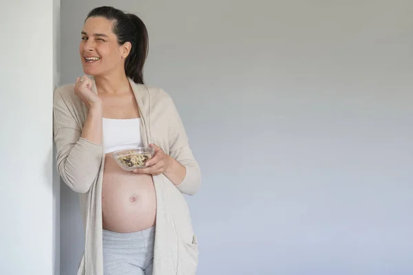 Mujer Embarazada Comiendo Cereales Aislada — Foto de Stock