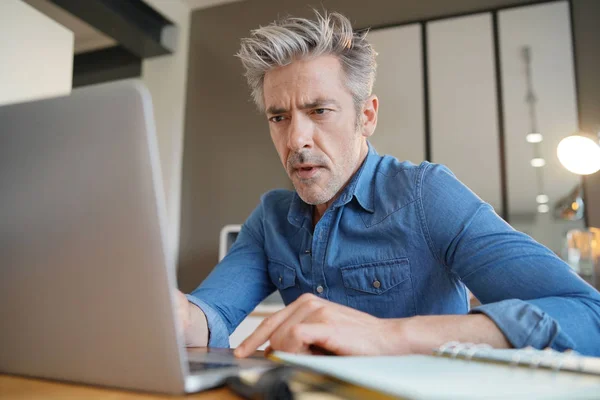 Volwassen Man Werkt Vanuit Huis Zoek Gestrest — Stockfoto