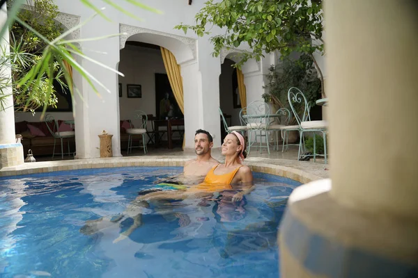 Paar Entspannen Marokkanischen Riad Swimmingpool — Stockfoto