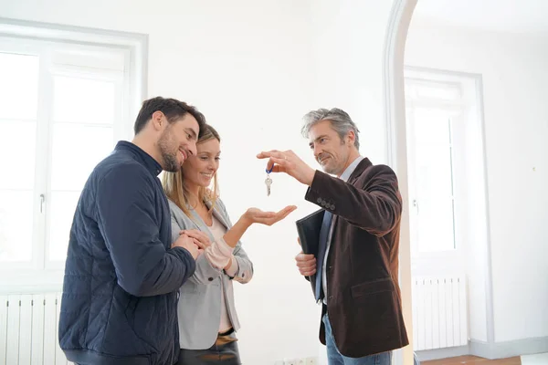 Fastighetsmäklare Lämna Över Nycklar Till Lyckliga Nya Husägare — Stockfoto