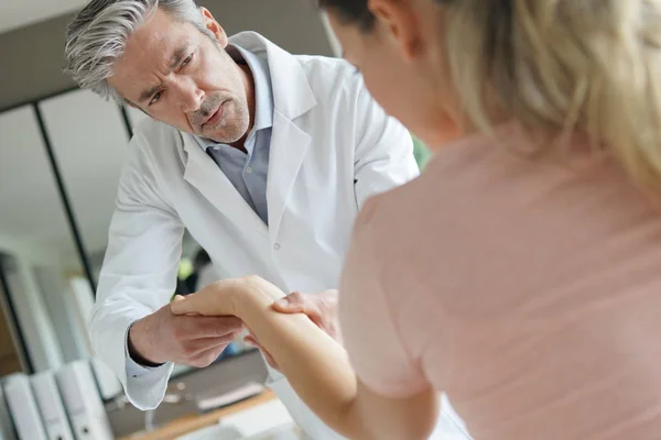 Physiothérapeute Travaillant Avec Blessure Poignet Patient — Photo