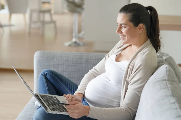 Zwangere Vrouw Doet Online Winkelen — Stockfoto