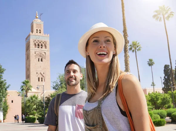 Paar Toeristen Wandelen Koutoubia Tuinen Marrakech — Stockfoto