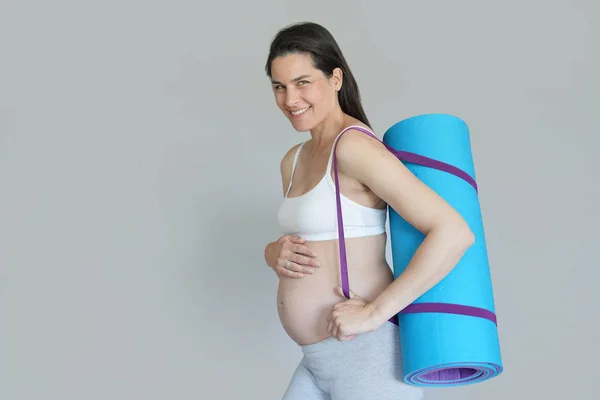 Беременная Женщина Несет Фитнес Мат Изолированный — стоковое фото