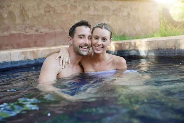 Fröhliches Paar Marokkanischen Schwimmbad Lächelt Die Kamera — Stockfoto