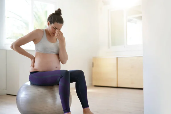 Mujer Embarazada Casa Sentada Pelota Fitness Haciendo Ejercicios Relajación — Foto de Stock