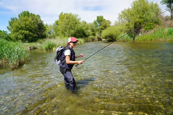 Femme Mûre Pêche Dans Rivière — Photo