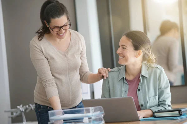 Las Mujeres Que Trabajan Oficina Ordenador Portátil — Foto de Stock