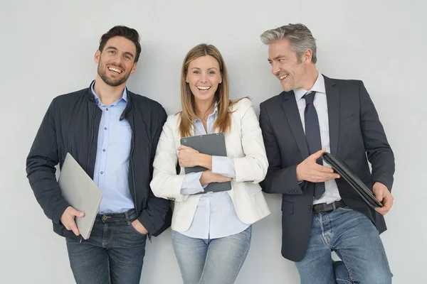 Felice Team Vendita Piedi Insieme Sfondo Grigio — Foto Stock