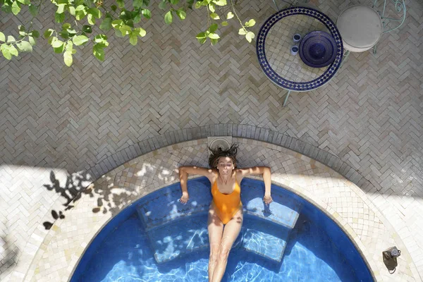 Superbe Femme Dans Une Belle Piscine Marocaine — Photo