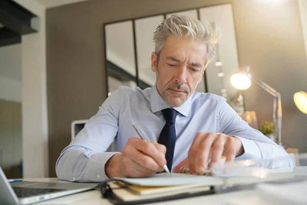 Schöner Geschäftsmann Der Zeitgenössischen Büros Arbeitet — Stockfoto