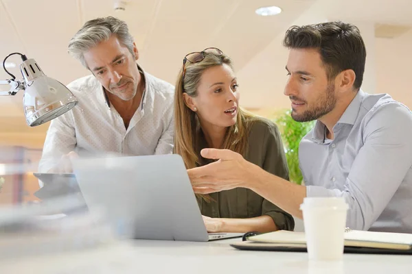 Startup Team Gaat Door Middel Van Zakelijke Ideeën Office — Stockfoto