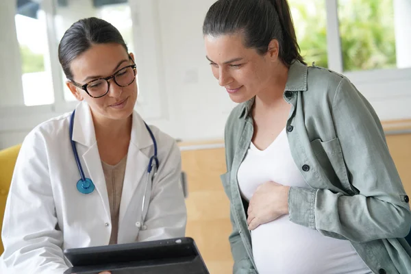 Schwangere Arztpraxis — Stockfoto