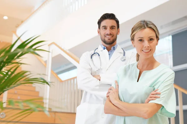 Médico Enfermera Sonriendo Cámara Hospital —  Fotos de Stock