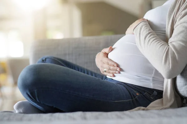 6ヶ月妊婦腹のクローズアップ — ストック写真