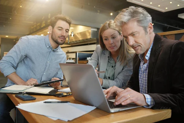 Equipo Ventas Casual Trabajando Través Presentación Con Gerente — Foto de Stock