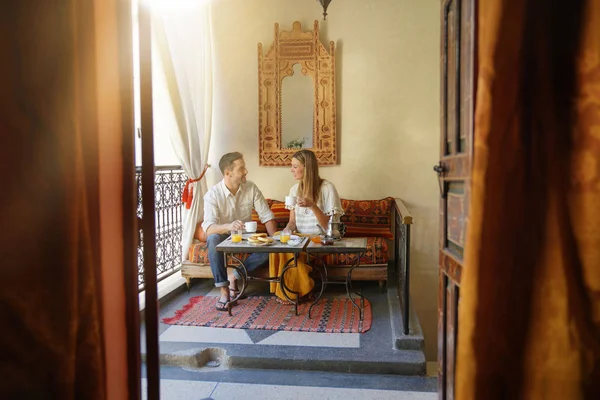 Pareja Desayunando Hotel Riad Marrakech — Foto de Stock