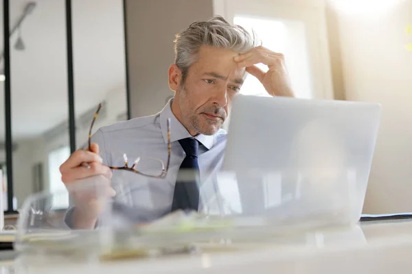 Uomo Affari Stressato Che Lavora Nell Ufficio Contemporaneo — Foto Stock