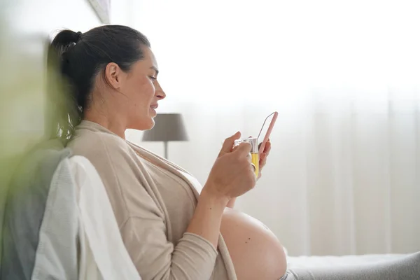 Gravid Kvinna Sängen Och Dricka Infusion — Stockfoto