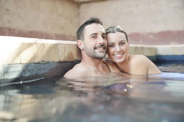 迷人的夫妇放松在令人惊叹的摩洛哥游泳池 — 图库照片