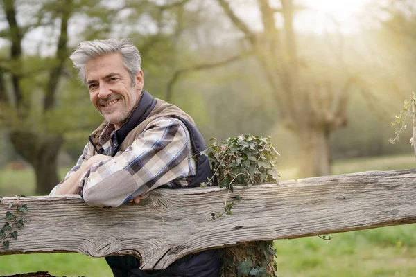 Attraktiver Bauer Lehnt Zaun Und Blickt Die Kamera — Stockfoto