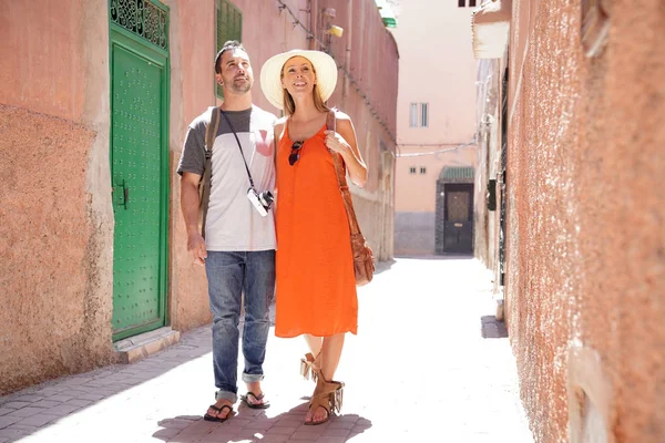 Couples Attrayants Marchant Dans Les Rues Marrakech — Photo