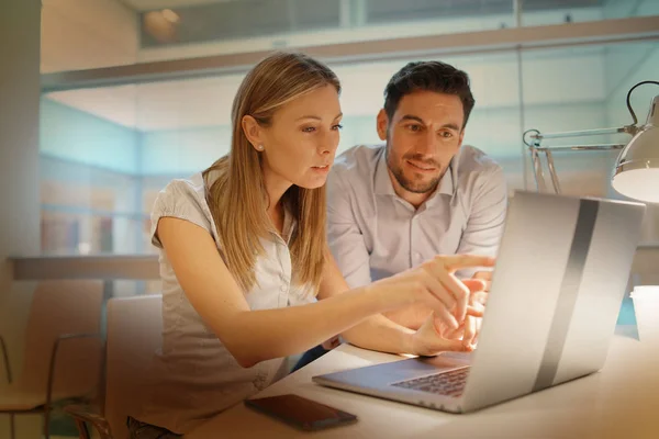 Rekan Kerja Pria Dan Wanita Mendiskusikan Ide Ide Kantor Modern — Stok Foto