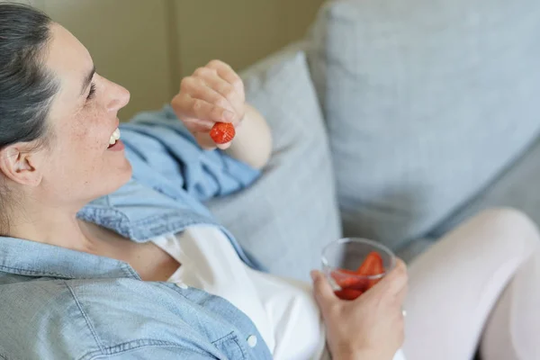 Zwangere Vrouw Ontspannen Thuis Het Eten Van Aardbeien — Stockfoto