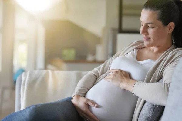 Portrait Femme Enceinte Relaxant Dans Canapé — Photo