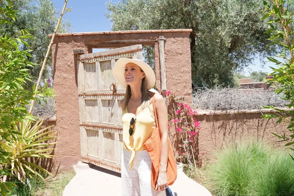 Vrolijke Vrouw Die Door Marokkaanse Tuinen Loopt — Stockfoto