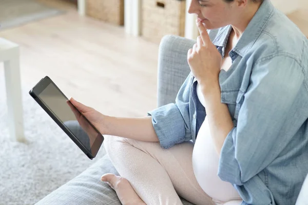 Femme Enceinte Utilisant Une Tablette Numérique Détendre Dans Canapé — Photo