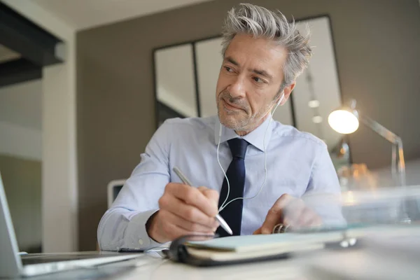 Zakenman Video Oproep Hedendaags Kantoor — Stockfoto