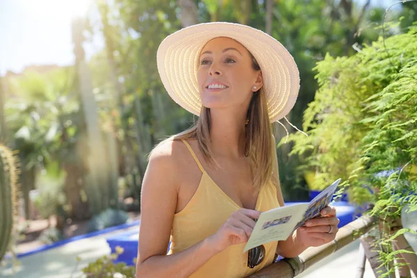 Veselá Žena Dívá Mapu Majorelle Gardens — Stock fotografie