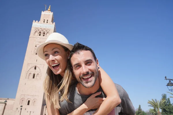 Retrato Homem Dando Passeio Piggyback Para Namorada Jardins Koutoubia — Fotografia de Stock