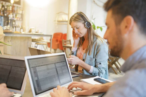 Două Persoane Laptop Uri Spațiul Coworking — Fotografie, imagine de stoc