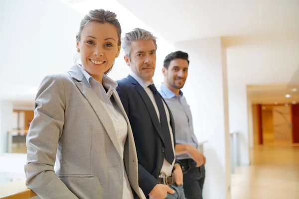 Gemischtes Geschäftsteam Steht Büro Und Blickt Die Kamera — Stockfoto