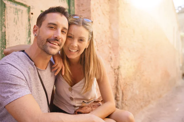 Pareja Turistas Sentados Calle Marrakech —  Fotos de Stock